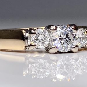 Sandberg Aamukaste 0.50ct ja 18k, Upea