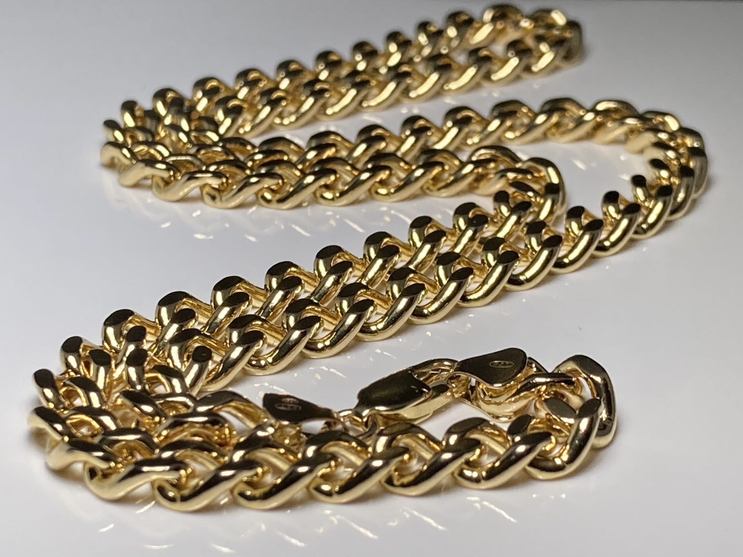 Arvokas 14K kultainen panssariketju – ajaton klassikko joka huomataan