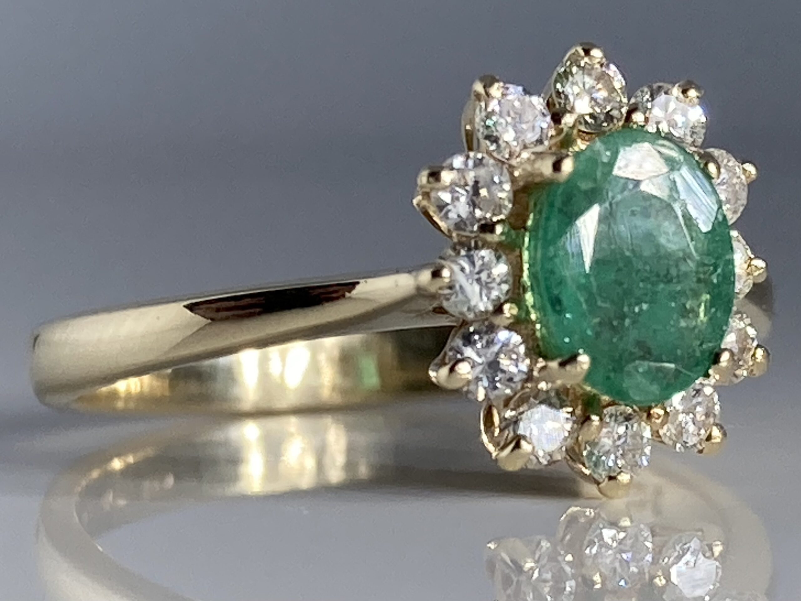 SMARAGDI-TIMANTTISORMUS – AJATONTA ELEGANSSIA JA SÄIHKYVÄÄ KAUNEUTTA - Image 6