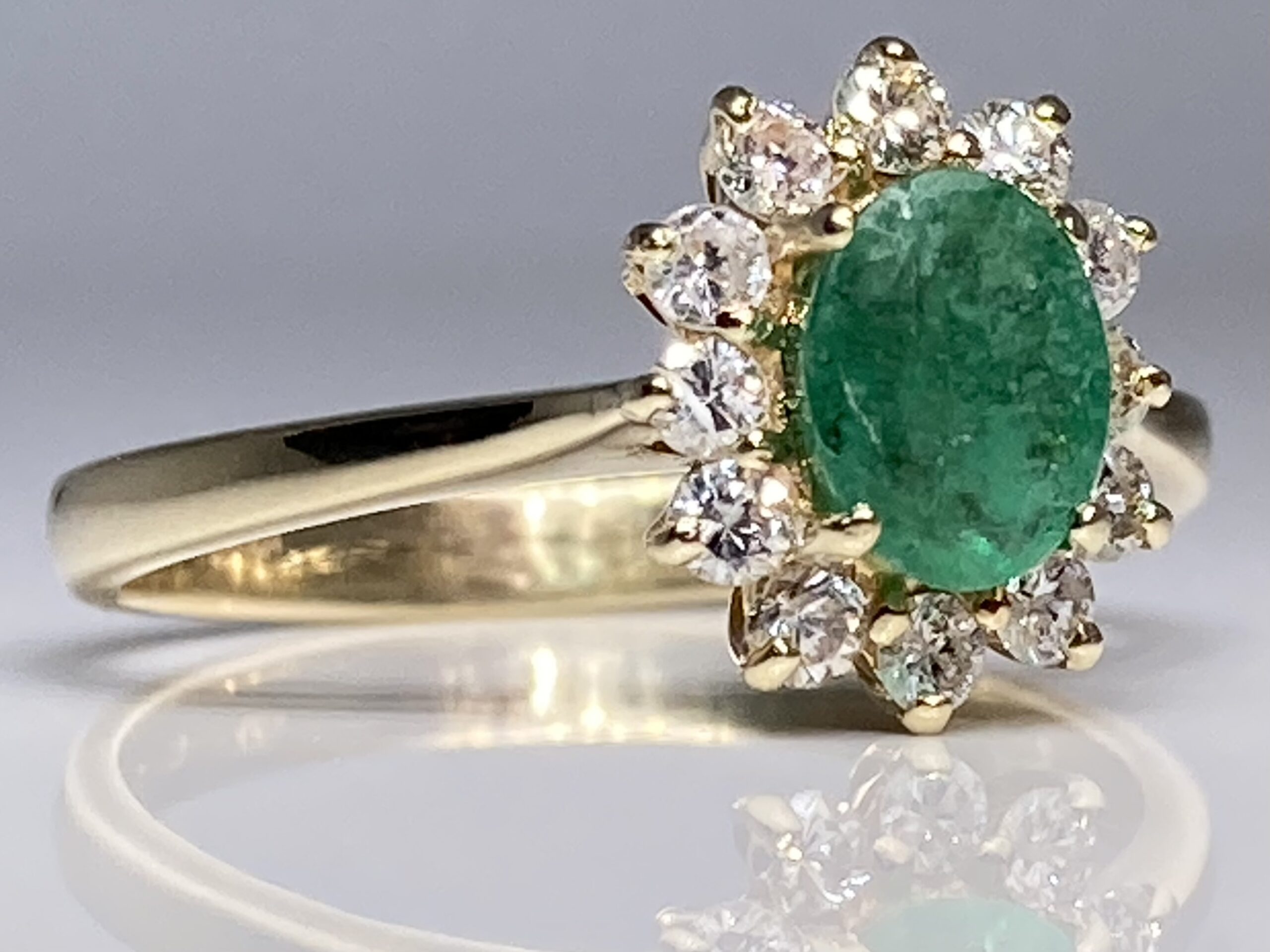 SMARAGDI-TIMANTTISORMUS – AJATONTA ELEGANSSIA JA SÄIHKYVÄÄ KAUNEUTTA - Image 3