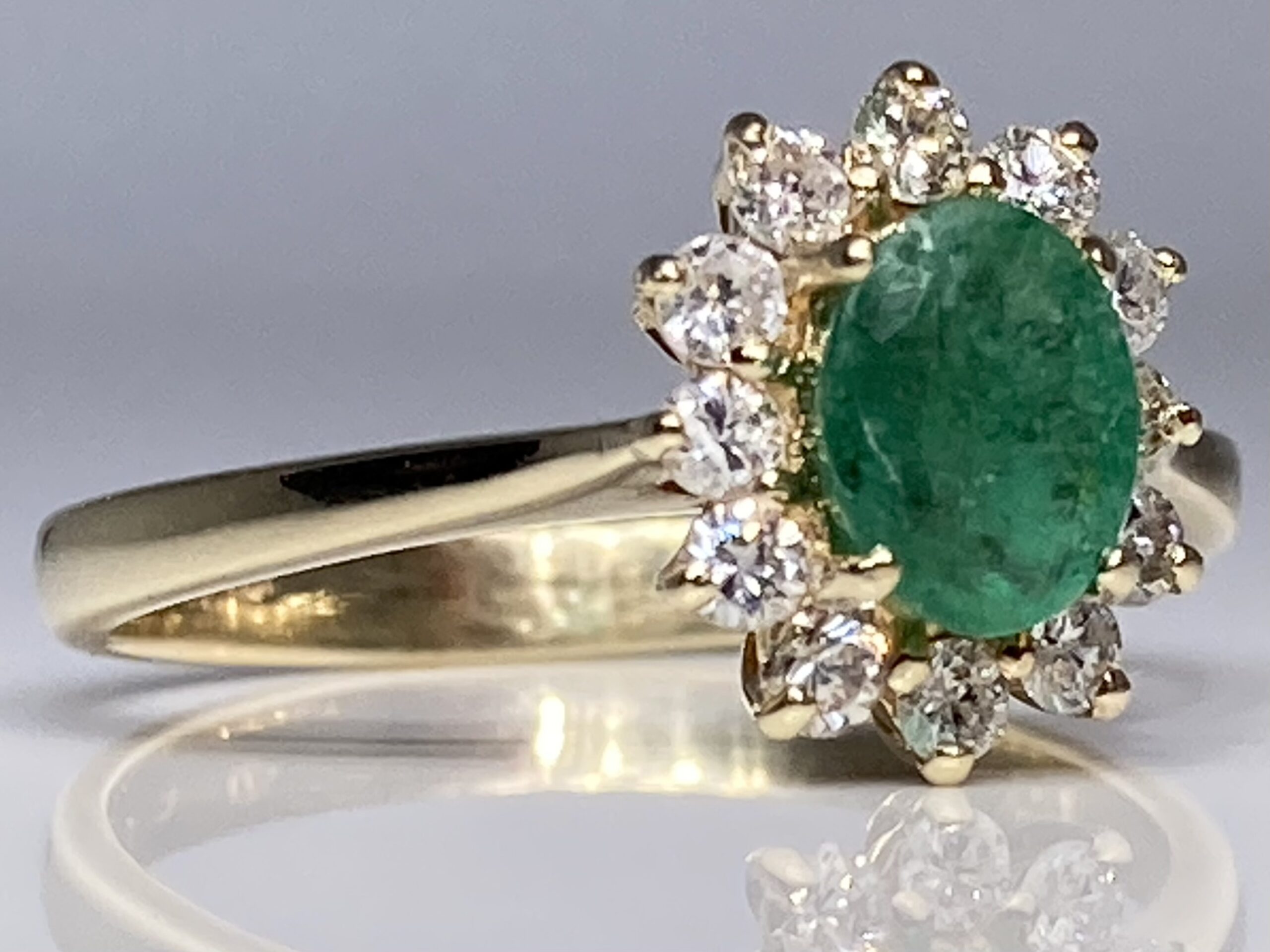 SMARAGDI-TIMANTTISORMUS – AJATONTA ELEGANSSIA JA SÄIHKYVÄÄ KAUNEUTTA - Image 9