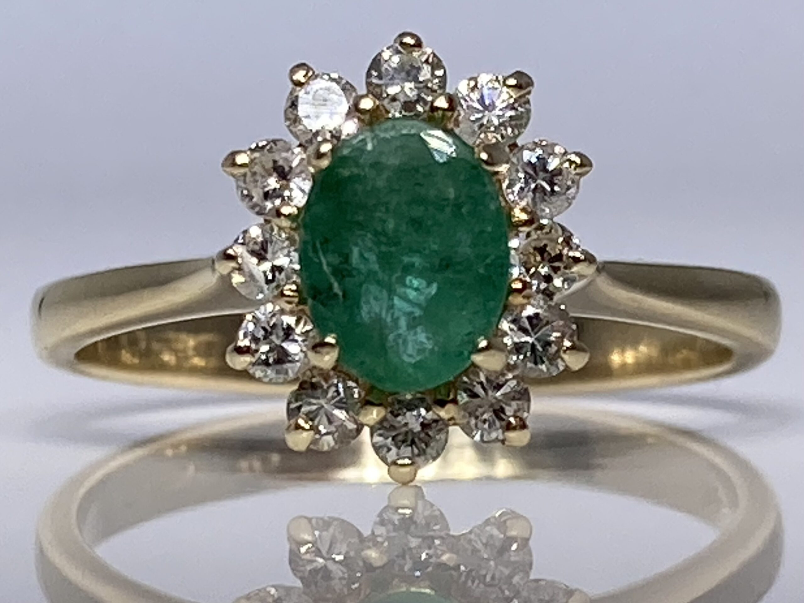 SMARAGDI-TIMANTTISORMUS – AJATONTA ELEGANSSIA JA SÄIHKYVÄÄ KAUNEUTTA - Image 4