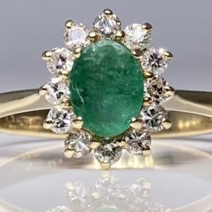 SMARAGDI-TIMANTTISORMUS – AJATONTA ELEGANSSIA JA SÄIHKYVÄÄ KAUNEUTTA