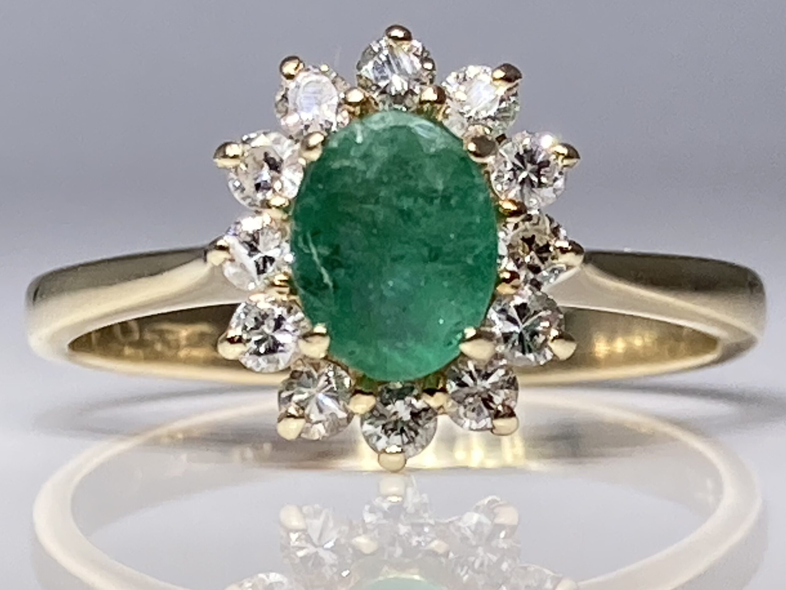 SMARAGDI-TIMANTTISORMUS – AJATONTA ELEGANSSIA JA SÄIHKYVÄÄ KAUNEUTTA