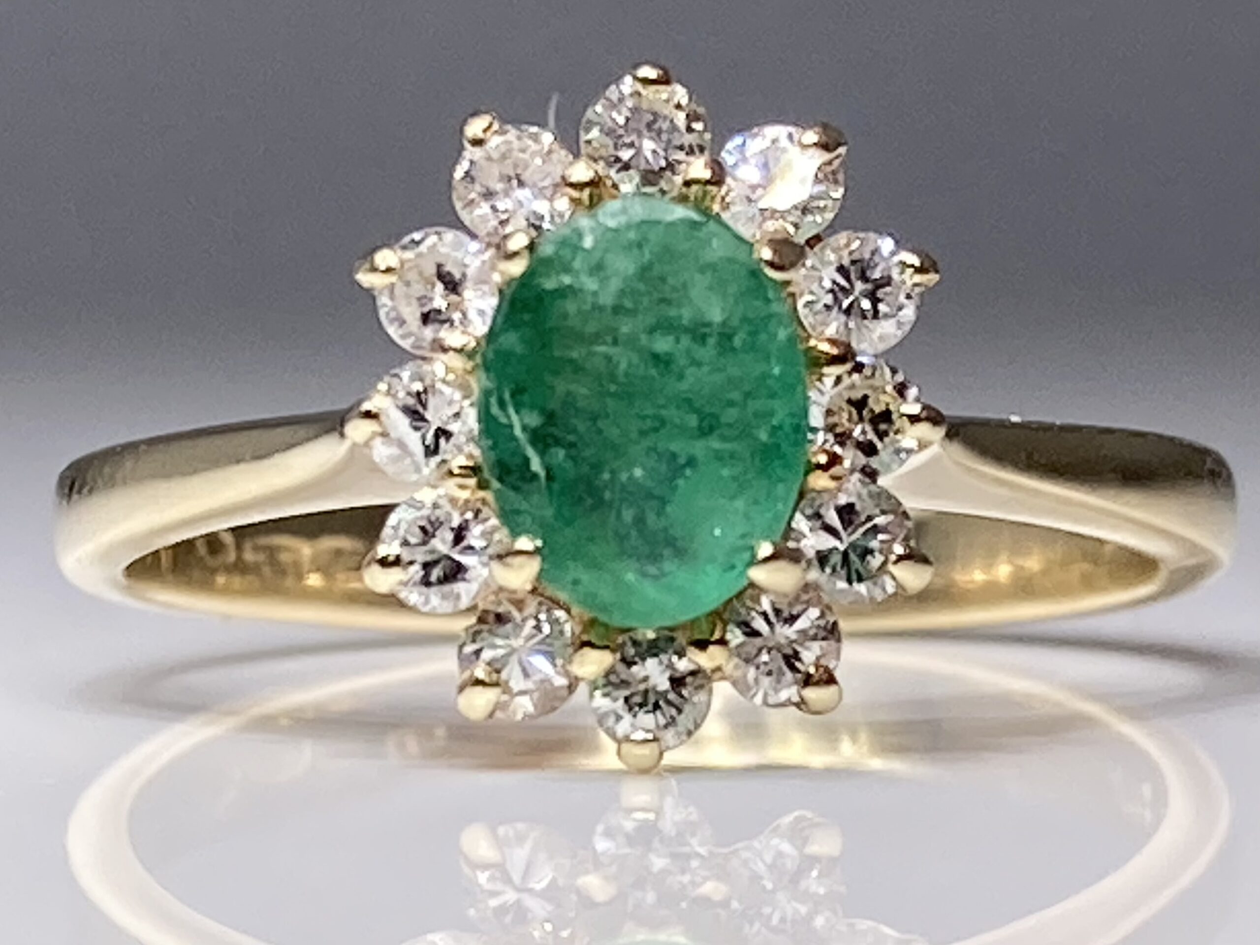 SMARAGDI-TIMANTTISORMUS – AJATONTA ELEGANSSIA JA SÄIHKYVÄÄ KAUNEUTTA - Image 2