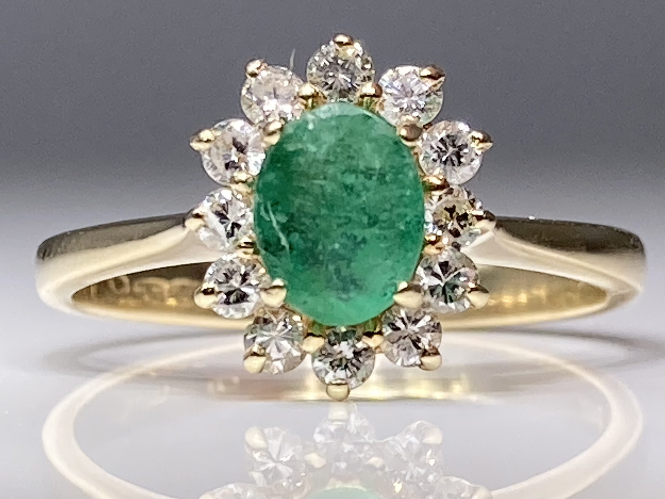 SMARAGDI-TIMANTTISORMUS – AJATONTA ELEGANSSIA JA SÄIHKYVÄÄ KAUNEUTTA - Image 8