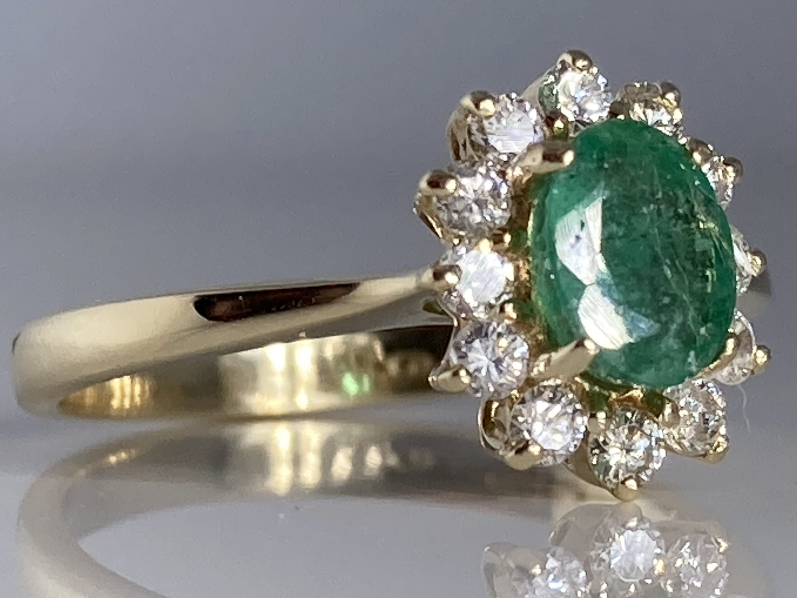 SMARAGDI-TIMANTTISORMUS – AJATONTA ELEGANSSIA JA SÄIHKYVÄÄ KAUNEUTTA - Image 5