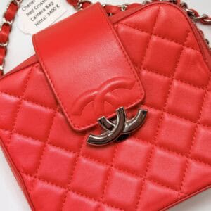 Chanel punainen CC Camera Bag – kompakti katseenvangitsija