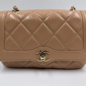 Chanel Beige Shiny Calfskin Hold The Line Flap Bag 2019 – ajaton ja elegantti designer-laukku