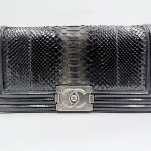 Chanel Boy Clutch Python Patent Black Ruthenium – harvinainen ja näyttävä luksus clutch