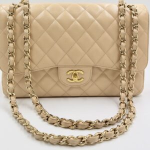 Chanel Classic Jumbo Beige Caviar GHW, ikoninen sijoituslaukku ajattomaan tyyliin