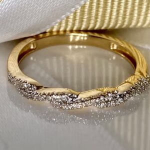 Keltakultainen punos-timanttisormus – 29 timantin säihke arjessa ja juhlassa