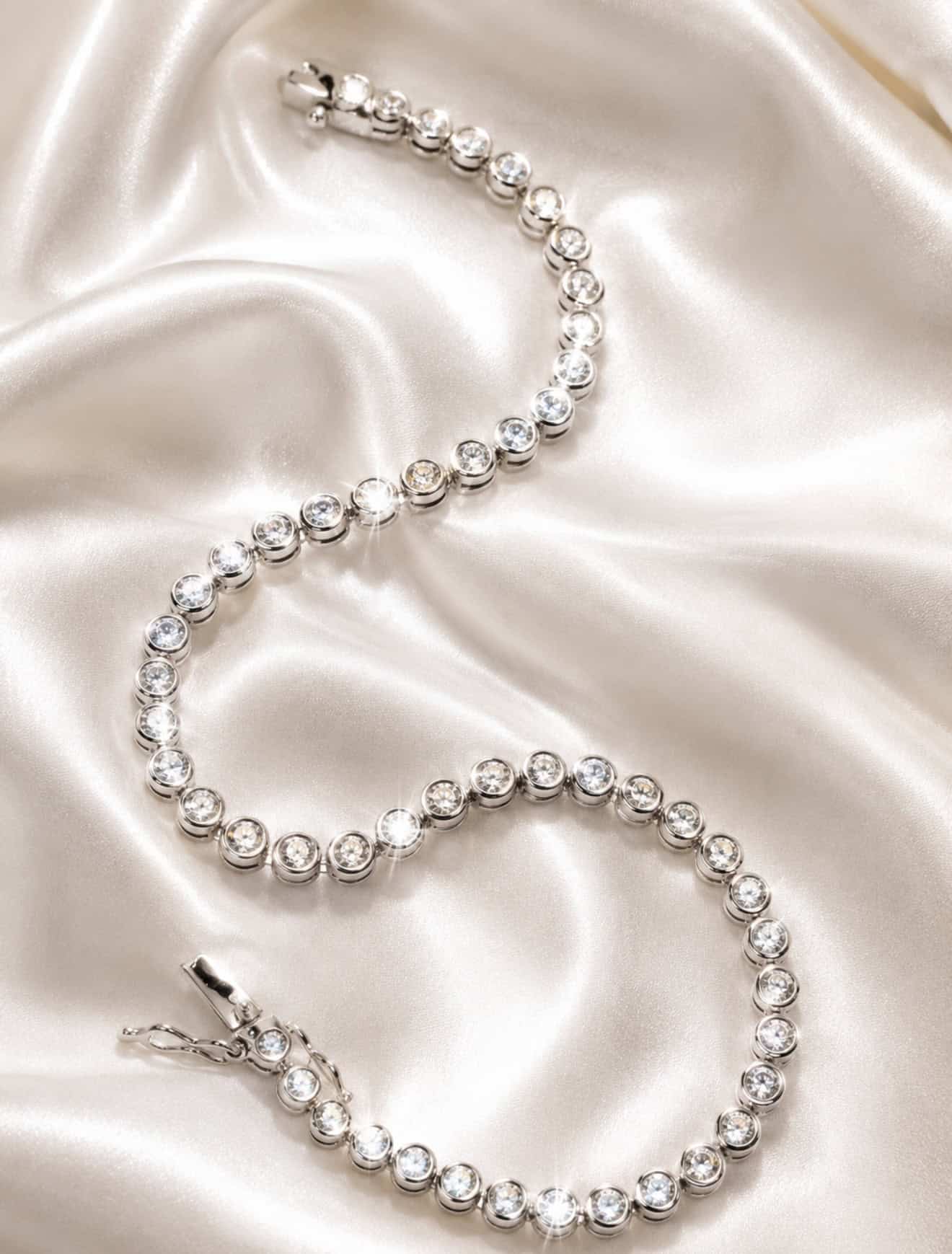 18K valkokultainen timantti tennisrannekoru 1,06 ct