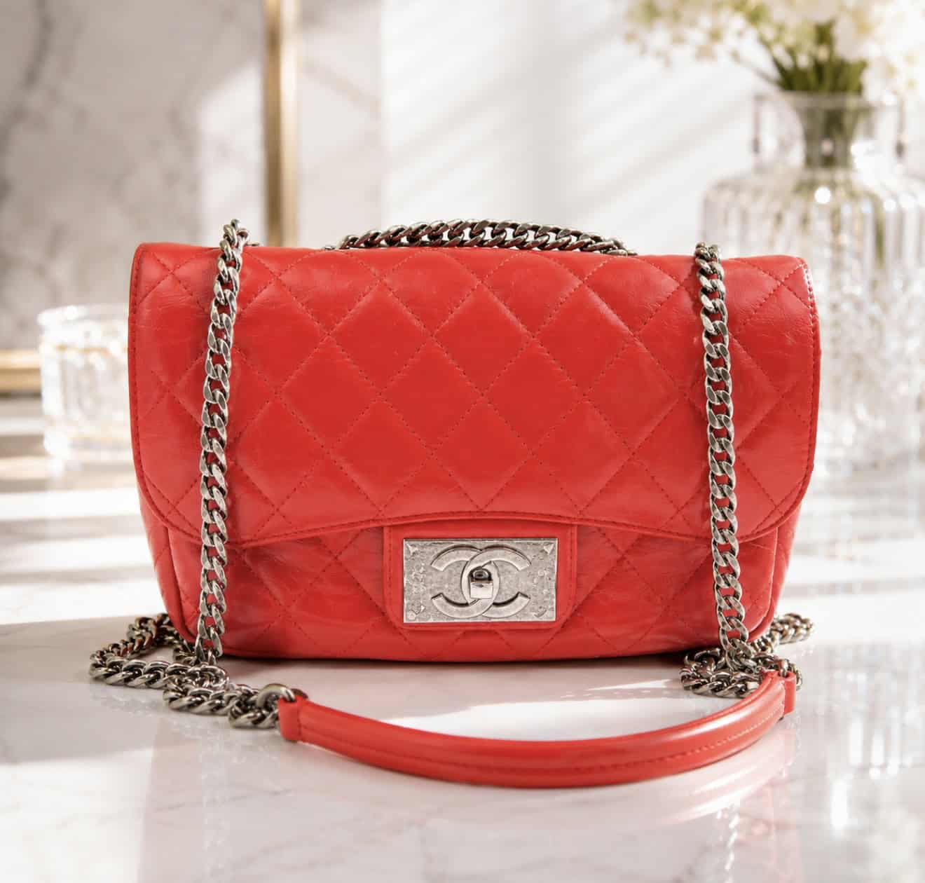 Chanel CC Flap -nahkalaukku ketjuhihnalla (punainen)
