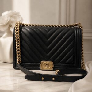Chanel Boy Medium Chevron Caviar GBHW – Harvinainen moderni klassikko luksuksen ystävälle