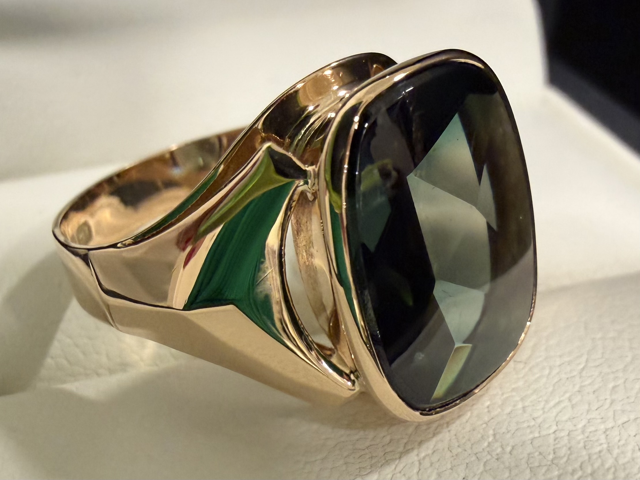 Kantasormus 14K / 585 keltakultaa näyttävällä vihertävällä turmaliinilla. - Image 4